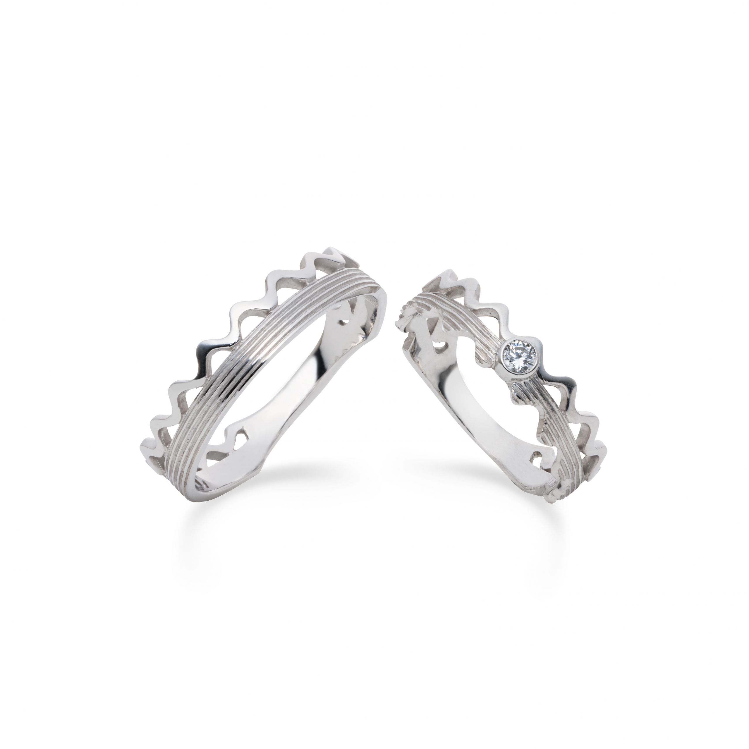 シプレドオールの結婚指輪【エンジェル　スリム】ウェーブ状の立体的なデザインが他にないデザインとして手元を華やかに見せてくれます。