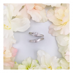 上のリングは婚約指輪【オリヴィア】です。ダイヤモンドは最上級のフローレスを使用しております。下のリングは結婚指輪【メイフェア】です。重ね付けをするとピッタリです。