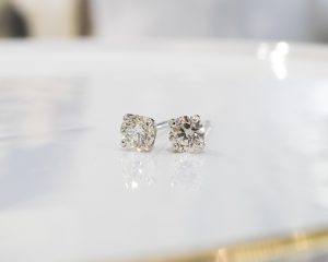 K18WGダイヤモンド合計0.3ct、ハートアンドキューピットのピアス¥88,000-が20%OFFにて¥70,400-(税込)となります。