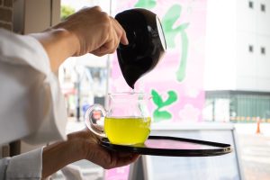 シプレ ド・オール軒下では毎週金曜と土曜日に日本茶インストラクターの森野恵子さんにお越しいただき日本茶のご紹介をしております。