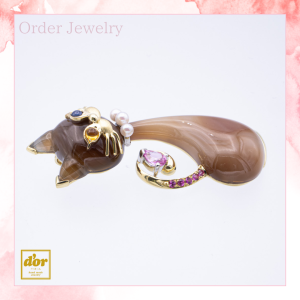 浦和のジュエリーショップ「シプレドオール」でお預かりしたメノウの置物を猫の形のペンダントへリフォームしたジュエリー作品