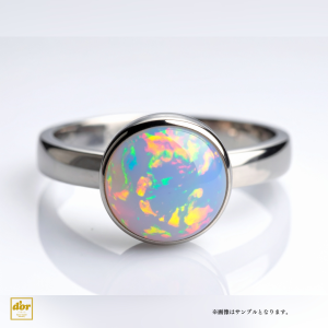 虹色に輝くオパールをあしらったシンプルなプラチナリング