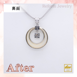 婚約指輪と結婚指輪を組み合わせて作った二重リングのペンダントネックレス。中央にダイヤモンドが揺れる華やかなデザイン