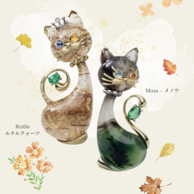 幸せを呼ぶ“オッドアイの猫”モチーフジュエリー。 ブルートパーズ、イエローサファイア、淡水真珠を使用したペンダントトップ。 やさしい色合いと繊細な装飾が魅力の「A Cat Tale」シリーズより。