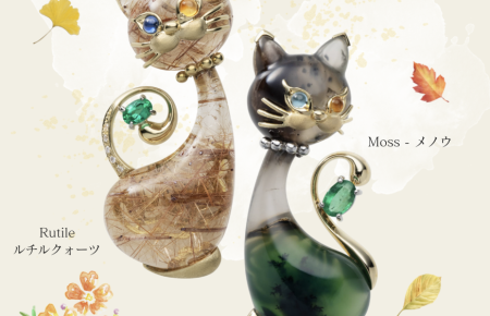 幸せを呼ぶ“オッドアイの猫”モチーフジュエリー。 ブルートパーズ、イエローサファイア、淡水真珠を使用したペンダントトップ。 やさしい色合いと繊細な装飾が魅力の「A Cat Tale」シリーズより。