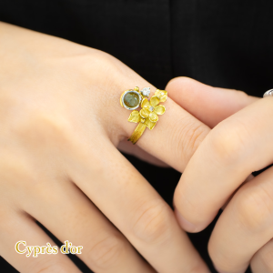 K18イエローゴールドとプラチナを使用した《Petit Fleur》リング。クリソベリルキャッツアイとメレダイヤをあしらった可憐なフラワーデザイン。