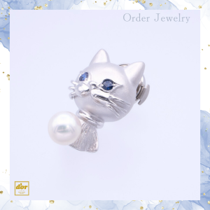 Silverにブルーサファイアとパールを組み合わせた猫モチーフのオーダーピンブローチ。