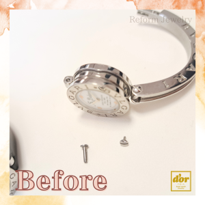 時計の文字盤を使用したペンダントリフォームの完成品写真。ヴァチカンと下部パーツを加えたネックレス。