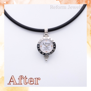 時計の文字盤を使用したペンダントリフォームの完成品写真。ヴァチカンと下部パーツを加えたネックレス。