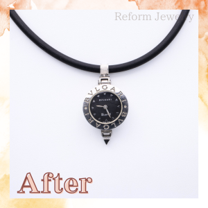 時計の文字盤を使用したペンダントリフォームの完成品写真。ヴァチカンと下部パーツを加えたネックレス。