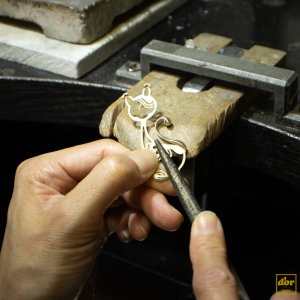 メノウ板から削り出した華やかな猫ジュエリーの製作風景