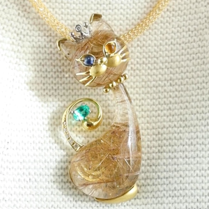 2026年2月15日〜18日に日本橋三越7階で開催。ルチルクォーツを使用した一点物の猫ジュエリー。上品なデザインを紹介しています。独自デザインの猫モチーフジュエリーが会場でご覧いただけます。