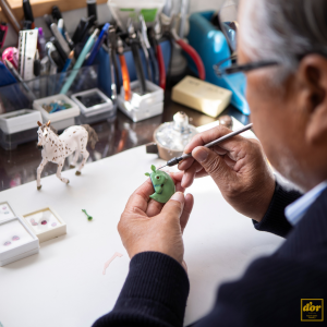 馬ジュエリーを製作している様子です。