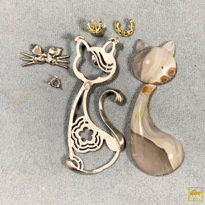 メノウ板から削り出した華やかな猫ジュエリーの製作風景