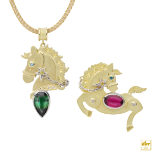 K18イエローゴールド、プラチナで製作したグリーントルマリン、ピンクトルマリンを用いた馬ジュエリー